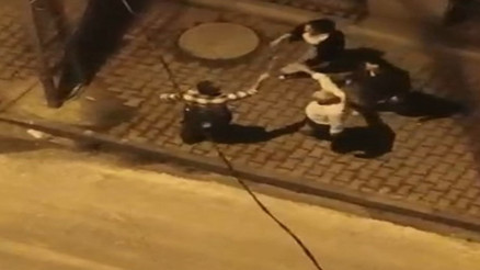 Arnavutköyde komşuların gürültü kavgası kamerada; sopayla saldırdılar