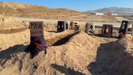 Zehirlenerek ölen anne ve 2 çocuğunun yan yana defnedildiği mezarlar görenlerin için sızlattı