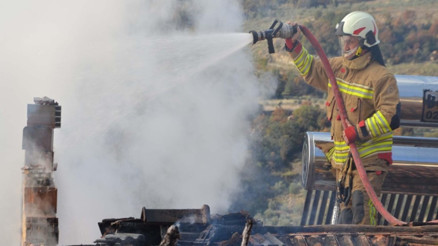 Manisada yangın Bir ev alevlere teslim oldu