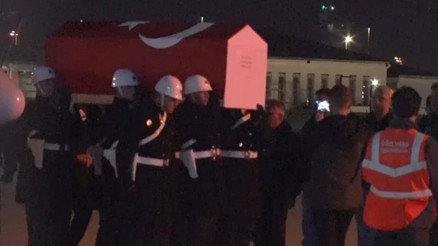 Hırvatistanda düşen yangın uçağında şehit olan Pilot Baharın naaşı Türkiyeye getirildi