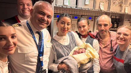 İstanbuldan kalkan THY uçağında bebek sürprizi