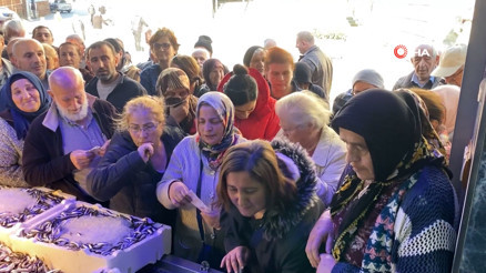 Artvinin Hopa ilçesinde kilosu 20 liradan satılan 3 ton hamsi 2 saatte tükendi