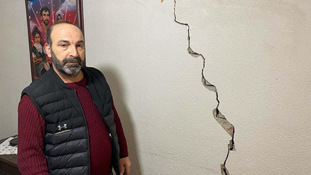 İzmirde evlerinde çatlaklar oluşan mahalleli çözüm bekliyor
