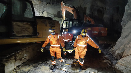 Hindistandaki maden faciasında ölü sayısı artıyor: 6 kişinin cansız bedenine ulaşıldı