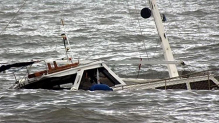 Tekne alabora oldu: 64 kişi kayıp