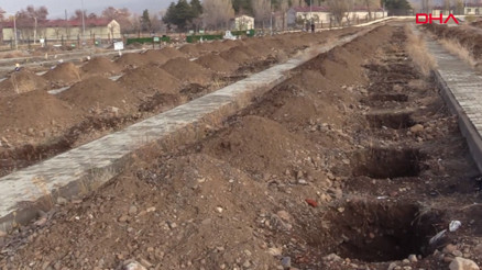 Erzurumda dondurucu soğuklar öncesi 500 kışlık mezar kazıldı