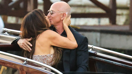 Ey çok para... Sen nelere kadirsin Dünyanın sayılı zenginlerinden... Yeni gelin karısı için kırmızı halıya milyonlar saydı