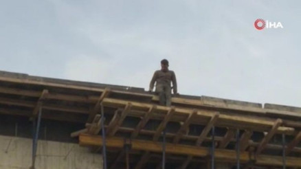 Maaş alamayan işçiler, çatıya çıktı: 3.5 milyon lira alacaklıyız