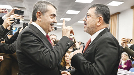 Bakan Tekin: Öğretmen başına 15 öğrenci düşüyor Bakan Tekin: Öğretmen başına 15 öğrenci düşüyor