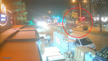 Adanada otomobilin, TIRa çarptığı kaza kamerada