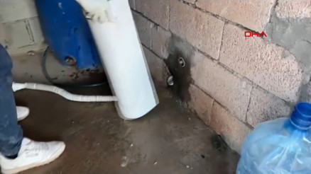 Lavabo musluğuna bağlı düzenek ortaya çıkarıldı; yerin altından 3,5 ton kaçak motorin çıktı