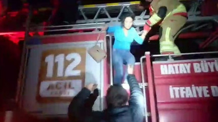 Oto galeri yandı: Çalışan 2 kişi öldü, 14 kişi dumandan etkilendi Oto galeri yandı: Çalışan 2 kişi öldü, 14 kişi dumandan etkilendi