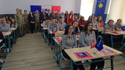 Türk askerinden Gjon Buzuku Fen Lisesi destek