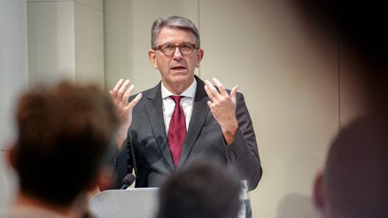 Almanya Kültür Bakanı Weimerin çıkar çatışması krizi derinleşiyor