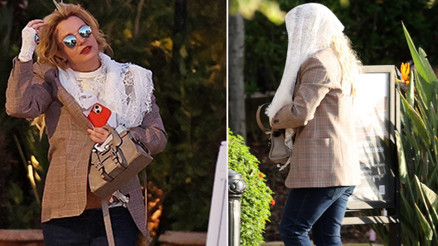 Ünlü şarkıcı kendini dantelli masa örtüsünün altına sakladı...Pençesine düştüğü kötü alışkanlıkları sokaklara taştı... Acı haber gelirse kimse şaşırmasın Ünlü şarkıcı kendini dantelli masa örtüsünün altına sakladı...Pençesine düştüğü kötü alışkanlıkları sokaklara taştı... Acı haber gelirse kimse şaşırmasın