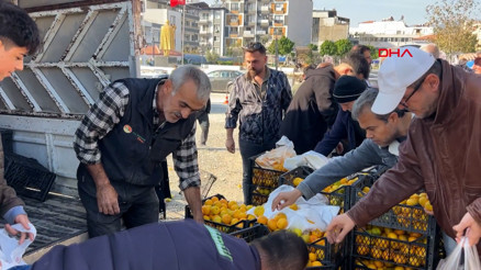 Hatayda üreticiler, alıcı çıkmayan tonlarca mandalinayı ücretsiz dağıttı