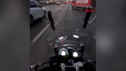 Kartal D-100de kamyonet yasak yerden yola girdi, motosikletli son anda kurtuldu