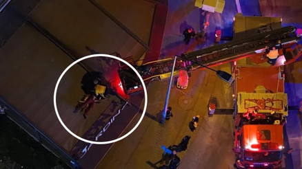 2’nci kattan kafenin tentesine düşen şahsı itfaiye aşağıya indirdi