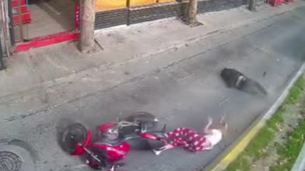 Metrelerce yerde sürüklendiler İstanbuldaki motosiklet kazası kamerada