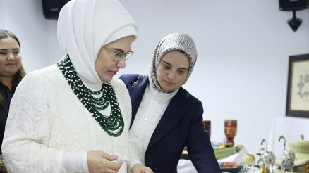 Emine Erdoğan, Güney Afrikada Yunus Emre Enstitüsü’nü ziyaret etti