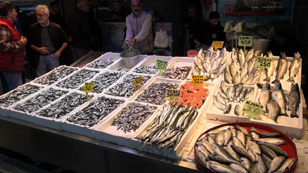 Denizlerde hamsi bereketi Fiyatı düştü, vatandaştan yoğun ilgi