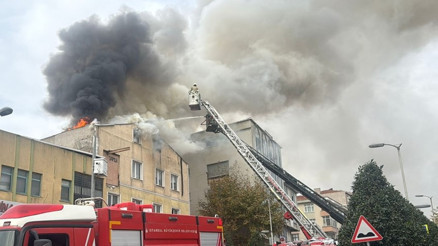 3 katlı fabrikada yangın Dumanlar gökyüzünü kapladı