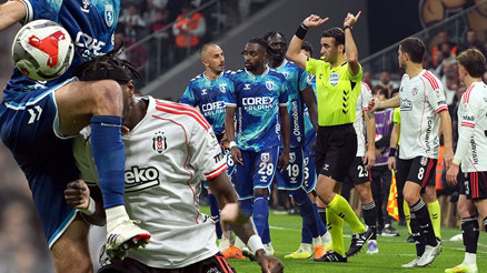 Beşiktaş-Samsunspor maçında çok konuşulan pozisyon: VAR incelemeye çağırdı, hakem penaltı yok dedi