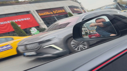Kağıthanede trafikte tartıştığı sürücünün kapısını açmak istedi, otomobil ilerleyince yere düştü
