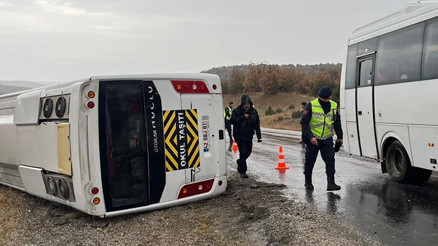 Konyada okul servisi devrildi; Çok sayıda öğrenci yaralı