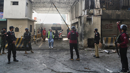 Pakistanda canlı bomba saldırısı: 3 ölü 8 yaralı