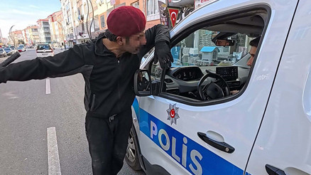 Kendisini uyarmaya gelen polisleri tehdit etti
