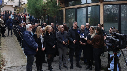 Kosovada devlet radyo ve televizyon kurumunun yüzlerce çalışanı greve gitti