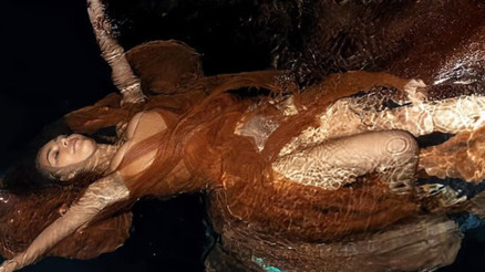 Tarihi elbiseyle gece karanlığında suya daldı: Ne anormal bir insanmışsın