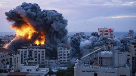 İsrail, Gazzeye saldırdı: Çok sayıda bina patlayıcılarla yıkıldı