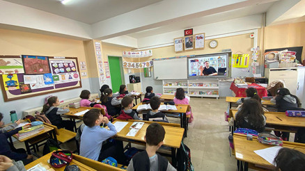 Bayrak şimdi onlarda... Caner öğretmen yazar ordusu kurdu Bayrak şimdi onlarda... Caner öğretmen yazar ordusu kurdu