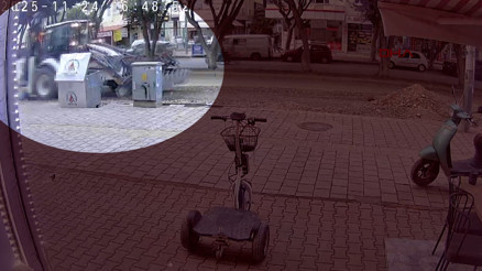 Ekmek almak için çıkmıştı; kepçenin altında kalarak öldü Kaza anı kamerada