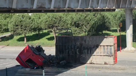 Avcılarda iş makinesi taşıyan TIR üst geçide çarptı: 2 yaralı