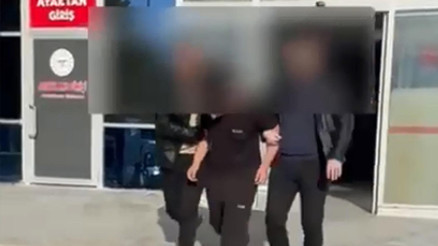 Canlı yayında skandal Kuranı ve Türk bayrağını yakmaya çalıştı