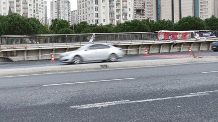 TIRın parçaladığı üst geçit sökülerek kaldırıldı