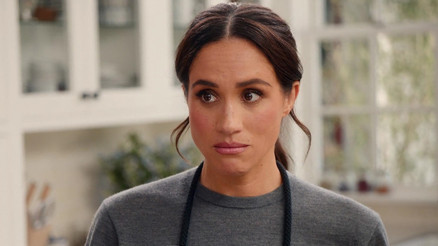 Çekimde kaybolan elbise onun üzerinde ortaya çıktı... Kullandığı kaşığı kavanoza geri koydu... Dünya onun gibi bir düşesi hiç görmemişti