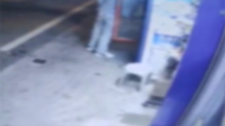 Sarıyerde TEKEL bayiinde hırsızlık Çocuğu önce darp etti, sonra başına silah dayadı