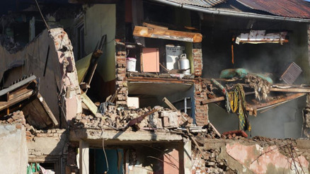 Son dakika... Erzurumda doğal gaz patlaması: 2 katlı binanın bir kısmı çöktü İlkokul ve Kuran Kursu da tahliye edildi