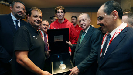 Cumhurbaşkanı Erdoğan, A Milli Erkek Basketbol Takımını tebrik etti