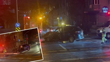 Bayrampaşada yolcu otobüsü ile otomobil çarpıştı: 3 yaralı