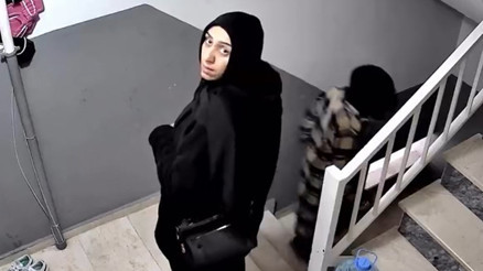 Ev sahibi kameradan seslendi Neye uğradıklarını şaşırdılar, apar topar kaçtılar