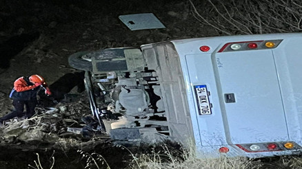 İşçileri taşıyan midibüs uçuruma yuvarlandı: 15 yaralı