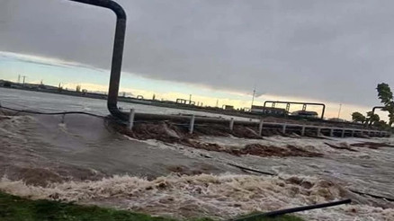 Kuvvetli yağış nedeniyle debisi yükselen Tuzla Çayı taştı
