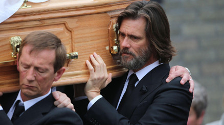 Sinemanın gülen ve güldüren yüzüydü... Bir genç ölüm hayatını değiştirdi... Artık sahte bir isimle geçmişinden saklanıyor