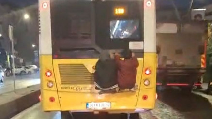 Otobüsün arkasında tehlikeli yolculuk, görenler şoke oldu… O anlar kamerada