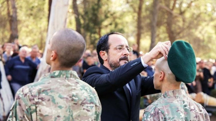 Yeşil berelerini Hristodulidis taktı… Rum komandolardan hadsiz sloganlar